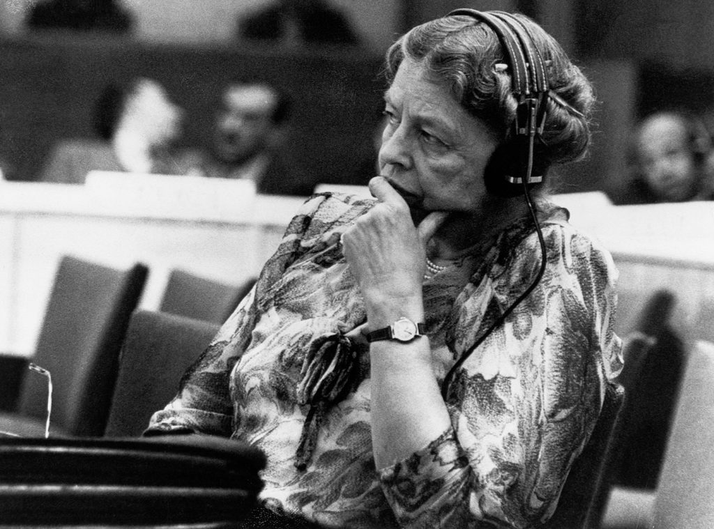 Eleanor Roosevelt tijdens de Algemene Vergadering van de Verenigde Naties. ‘Mensenrechten beginnen op kleine plaatsen‚ dicht bij huis’ .