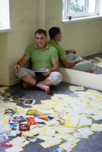 Yevgeny Vitishko met brieven van Amnesty-supporters
