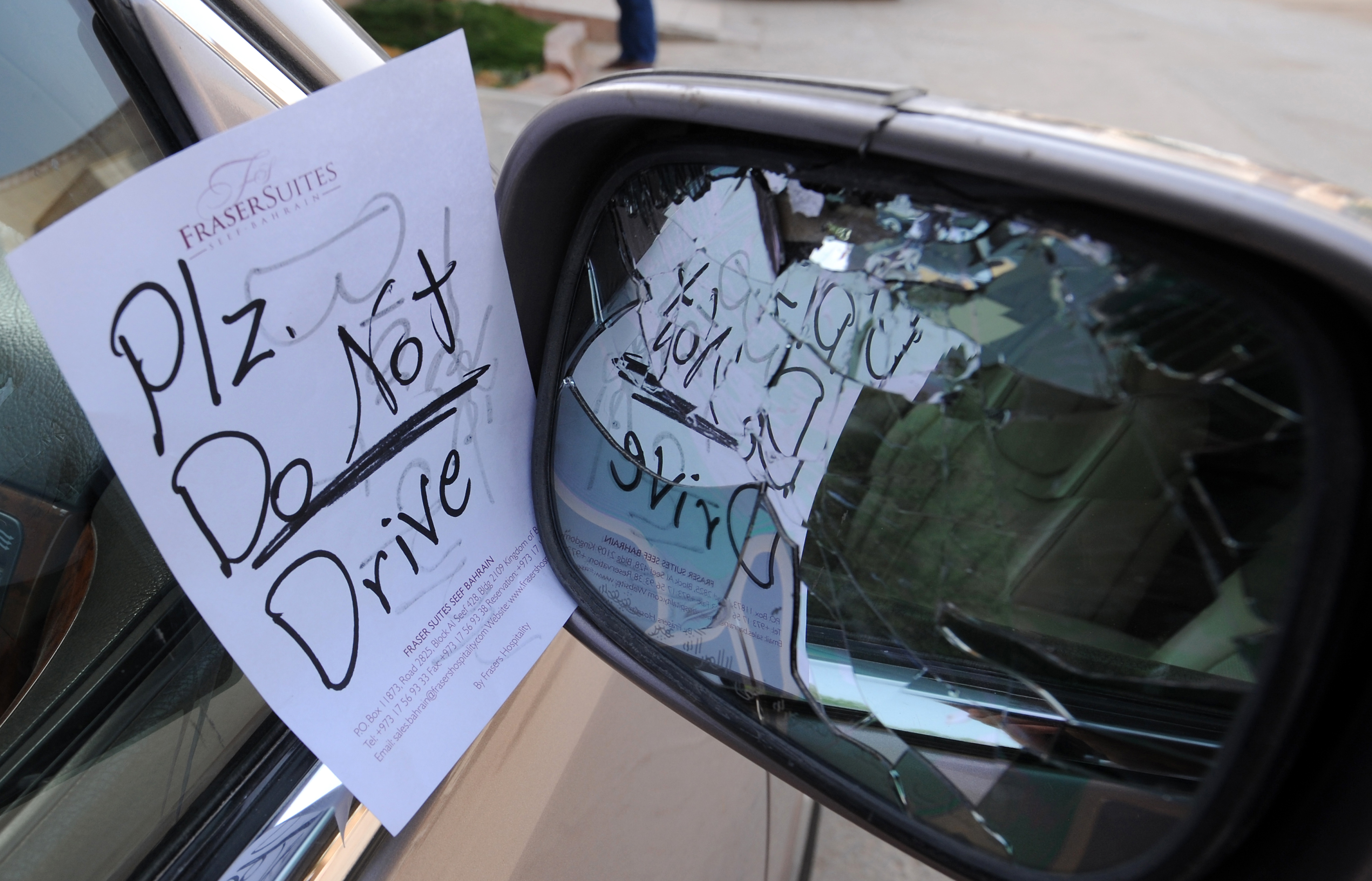 Een briefje met de tekst ‘Niet rijden alstublieft’ in een auto waarvan het raam is ingeslagen. De auto behoort toe aan de familie van een vrouw die in juni 2011 de auto bestuurde. Vrouwen mochten in Saudi-Arabië niet autorijden. Eind 2017 werd aangekondigd dat vrouwen vanaf juni 2018 wel achter het stuur mogen.