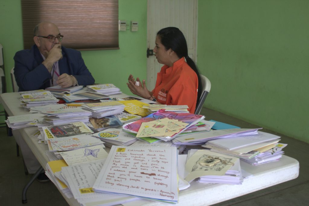 Directeur Esteban Beltrán van Amnesty International Spanje bezoekt in 2016 de Mexicaanse Yecenia Armenta in de gevangenis. De brieven bevatten steunbetuigingen van mensen uit de hele wereld.