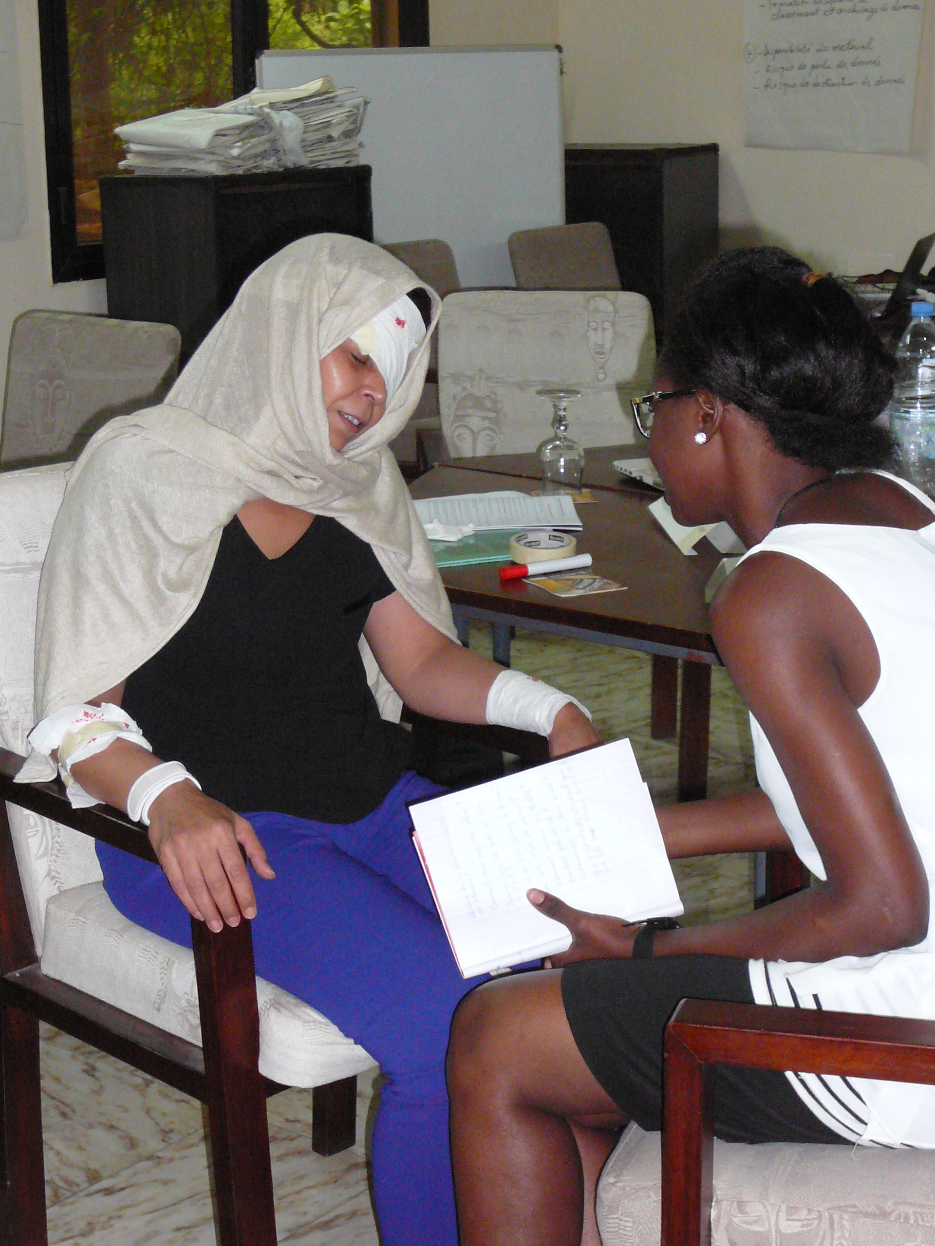 Deelnemers aan een trainingssessie voor trainers in Senegal oefenen hun interviewtechnieken.