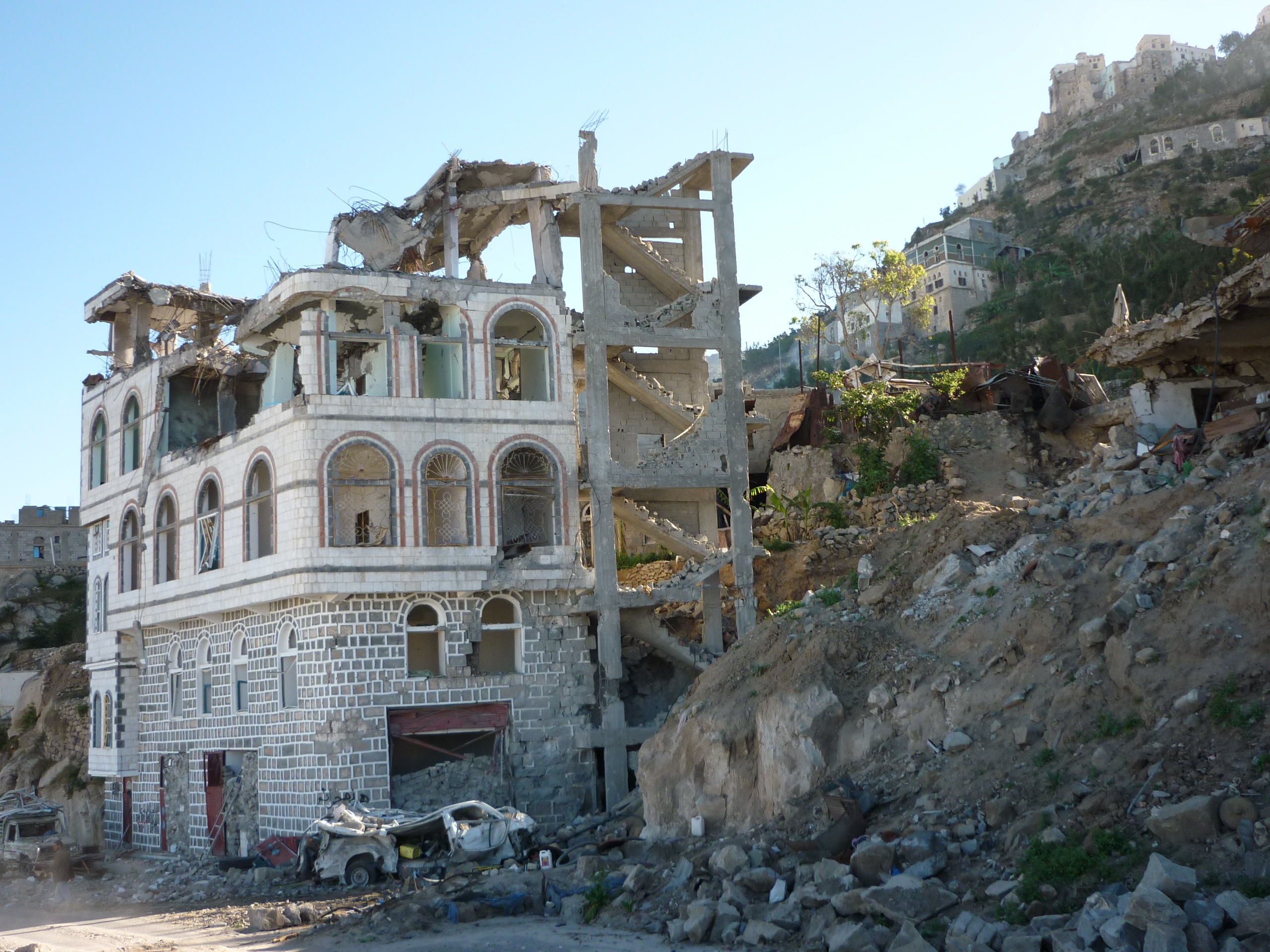 Een beschadigd gebouw in Sada (maart 2009).