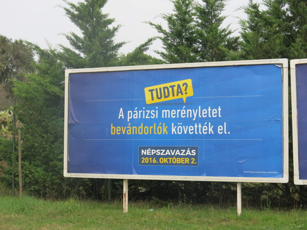 Een billboard in Boedapest met de tekst: 'Wist je dat? De aanslagen in Parijs werden gepleegd door immigranten.' De campagne werd gesponsord door de Hongaarse regering, ter promotie van een referendum over immigratie in 2016.