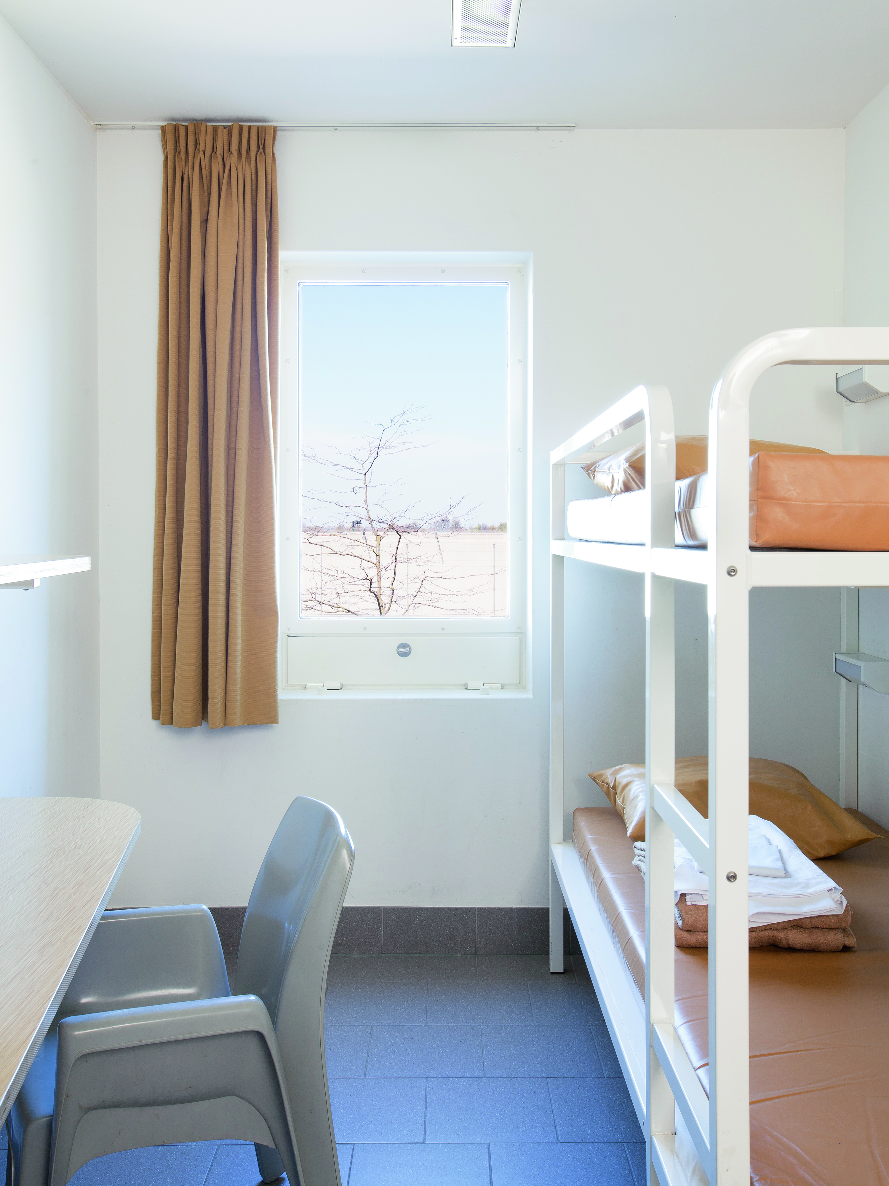 Robert Glas/Hollandse Hoogte Om deze en andere foto's te mogen maken van de cellen in het detentiecentrum Rotterdam die gebruikt worden voor vreemdelingendetentie, moest fotograaf Robert Glas verschillende rechtszaken tegen de Nederlandse staat winnen.