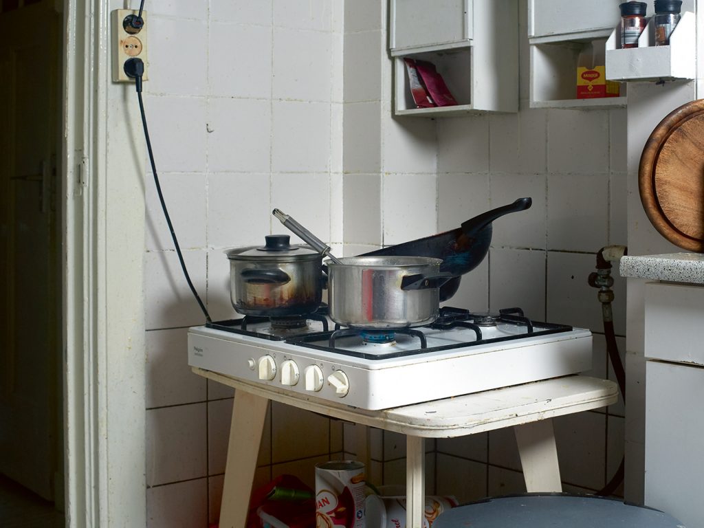 Geld heeft geen betekenis voor haar, zegt Carla Pieters. Als een jongen niks heeft, geeft ze hem het hare.