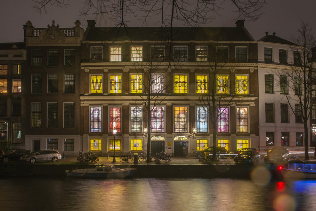 Het Nederlandse hoofdkantoor van Amnesty International in Amsterdam tijdens Write for Rights 2018.