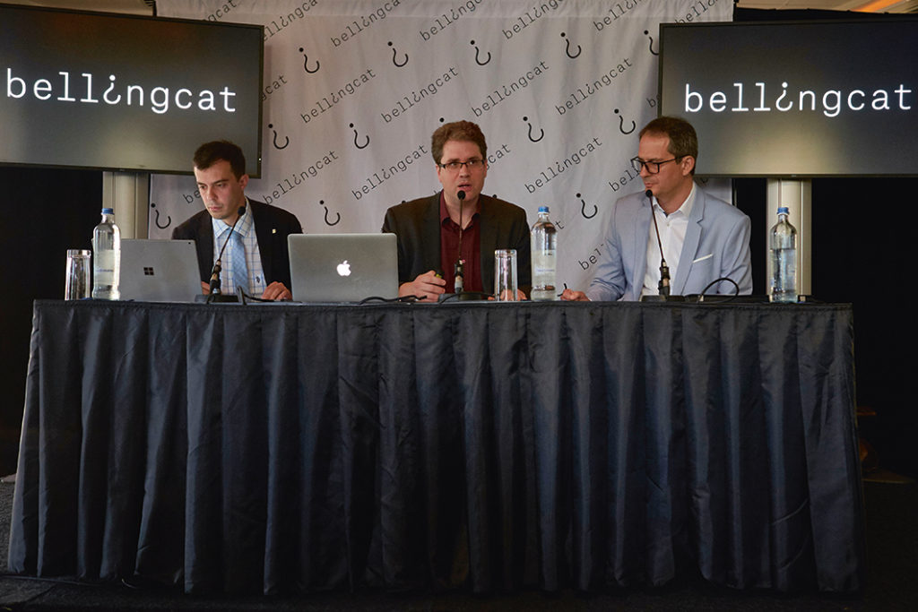 Dobrochotov (links) in Den Haag tijdens een persconferentie over de MH17-ramp, mei 2018.