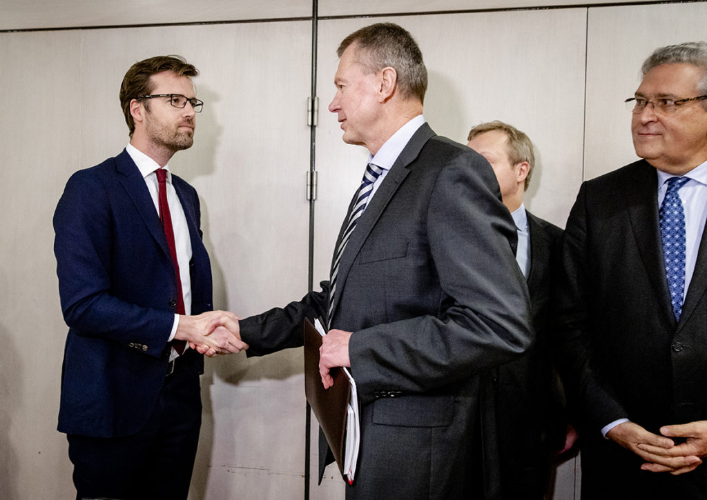 Alexander Vasilievich Shulgin, de ambassadeur van Rusland, schudt de hand van Sjoerd Sjoerdsma (D66) voorafgaand aan een gesprek in de Tweede Kamer met de vaste Kamercommissie voor Buitenlandse Zaken.