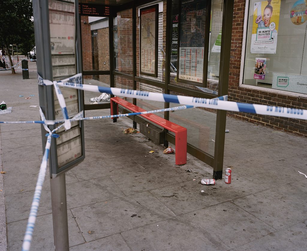 Een afgezet bushokje.