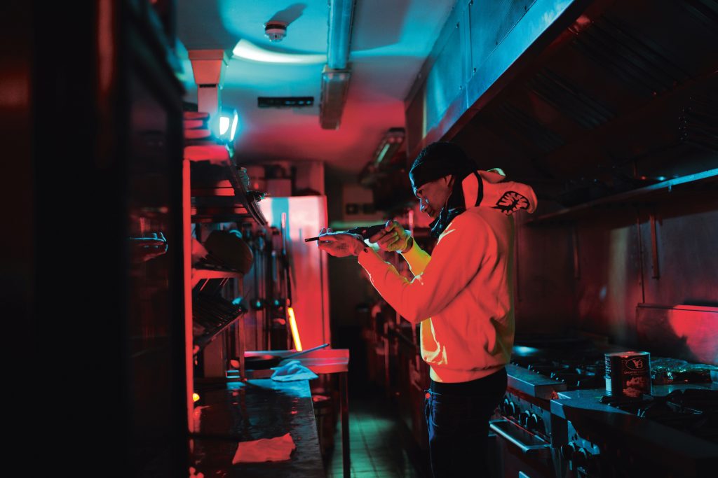 Drillrapper Digga D in de keuken van een restaurant waar hij een Drillrapvideo heeft opgenomen: ‘Als muziek niet bestond, zou het misdaadcijfer hoger zijn. Mensen in Londen vervelen zich.’