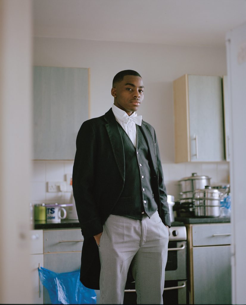 Joshua Adeyemi, in de keuken van zijn flat in Zuid-Londen, heeft een beurs gekregen.