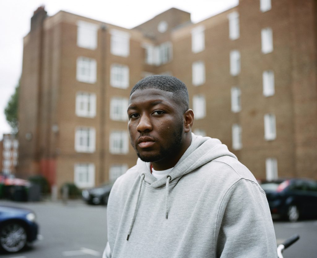 Rye Lane is rapper en werkt voor een hulporganisatie die jonge slachtoffers van geweld ondersteunt.