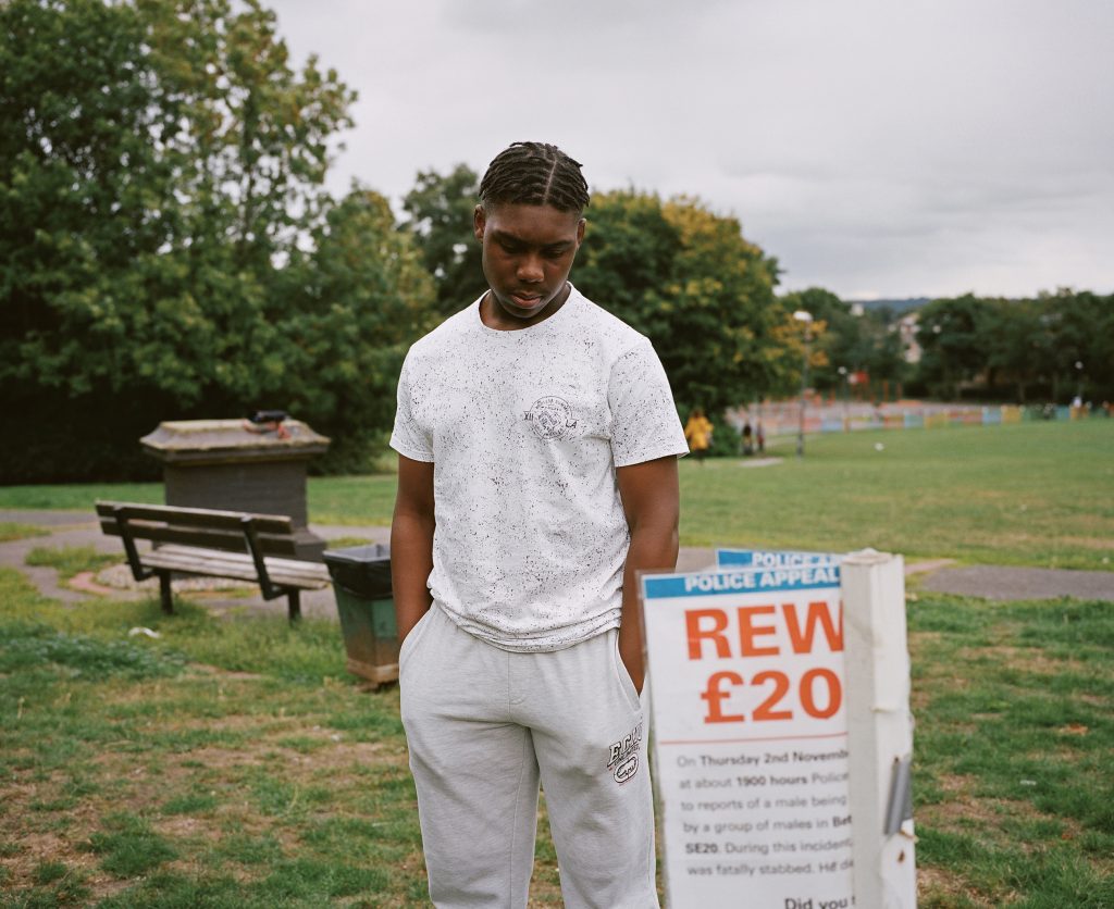 Jhemar Jones staat een jaar na de dood van zijn broer op de plek waar hij is neergestoken in Betts Park, Zuidoost-Londen.