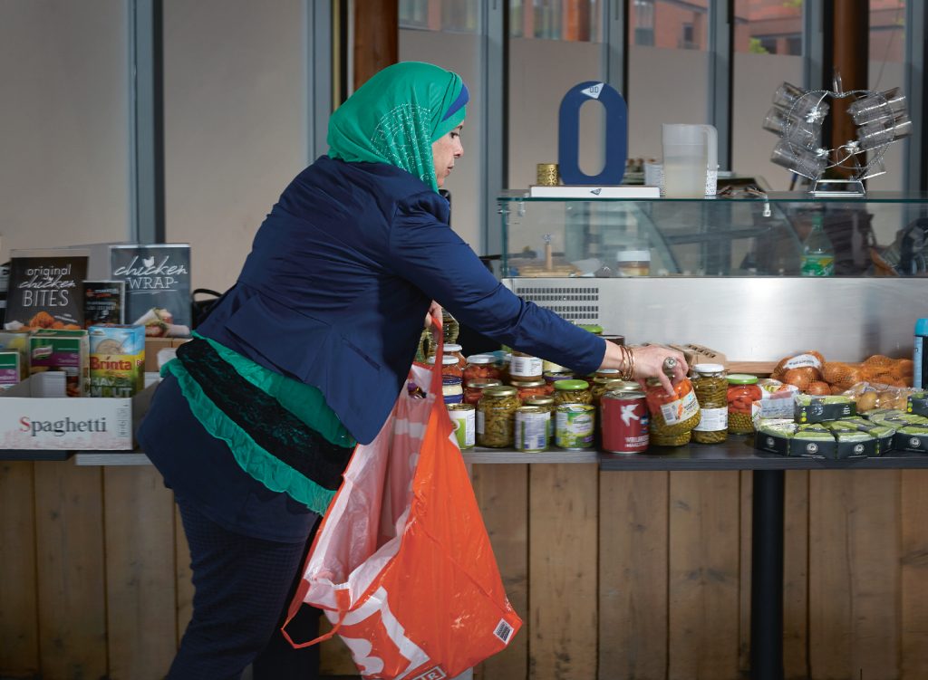 Vrijwilliger Abier Mahmoud (50) zamelt voedsel en kleding in voor ongedocumenteerden in Amsterdam. De spullen worden uitgedeeld vanuit het restaurant van haar zoon, dat vanwege de coronacrisis tijdelijk gesloten is.