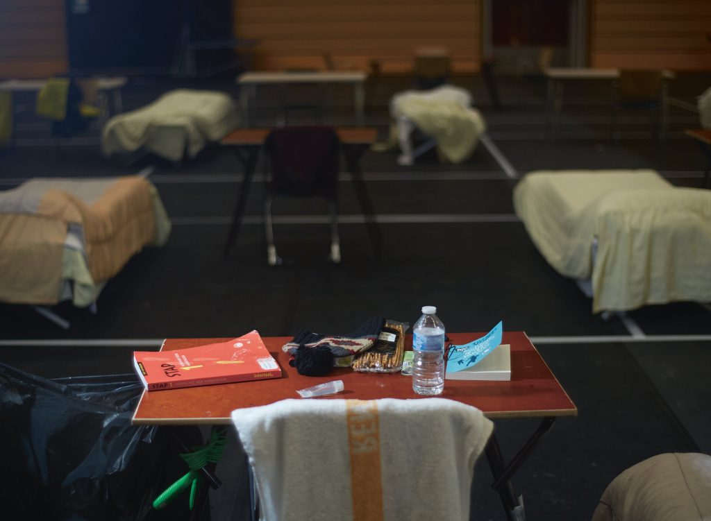 Een sporthal in Amsterdam-Zuid waar onder meer ongedocumenteerde arbeidsmigranten worden opgevangen.