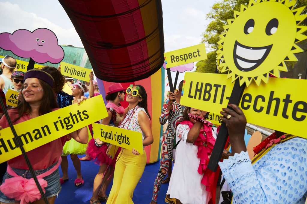 De Amnesty-boot tijdens de Canal Parade op de Gay Pride 2018 in Amsterdam