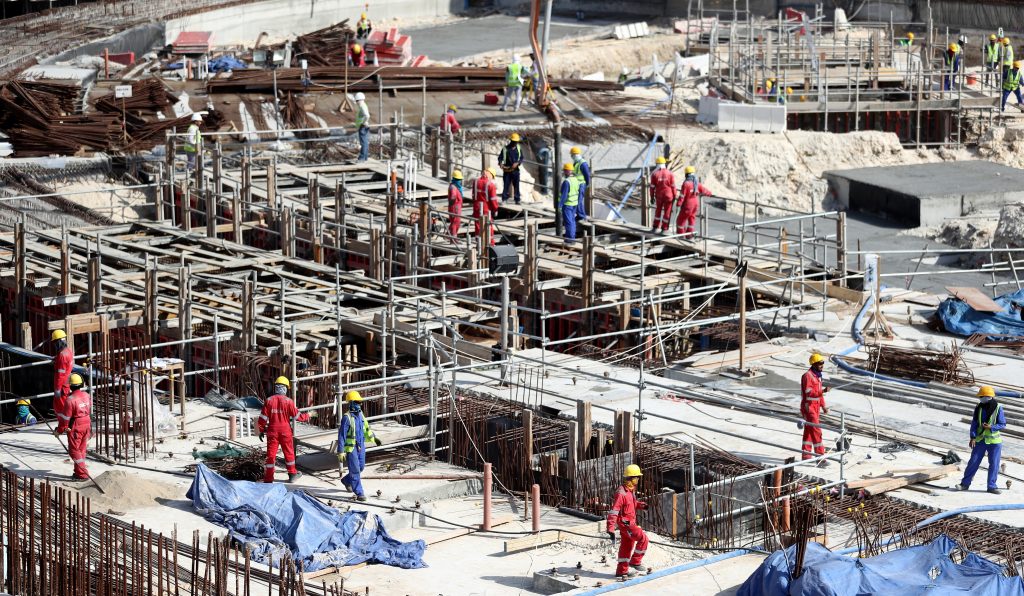Bouwvakkers werken aan het Al Bayt-voetbalstadion in de Qatarese hoofdstad Doha.