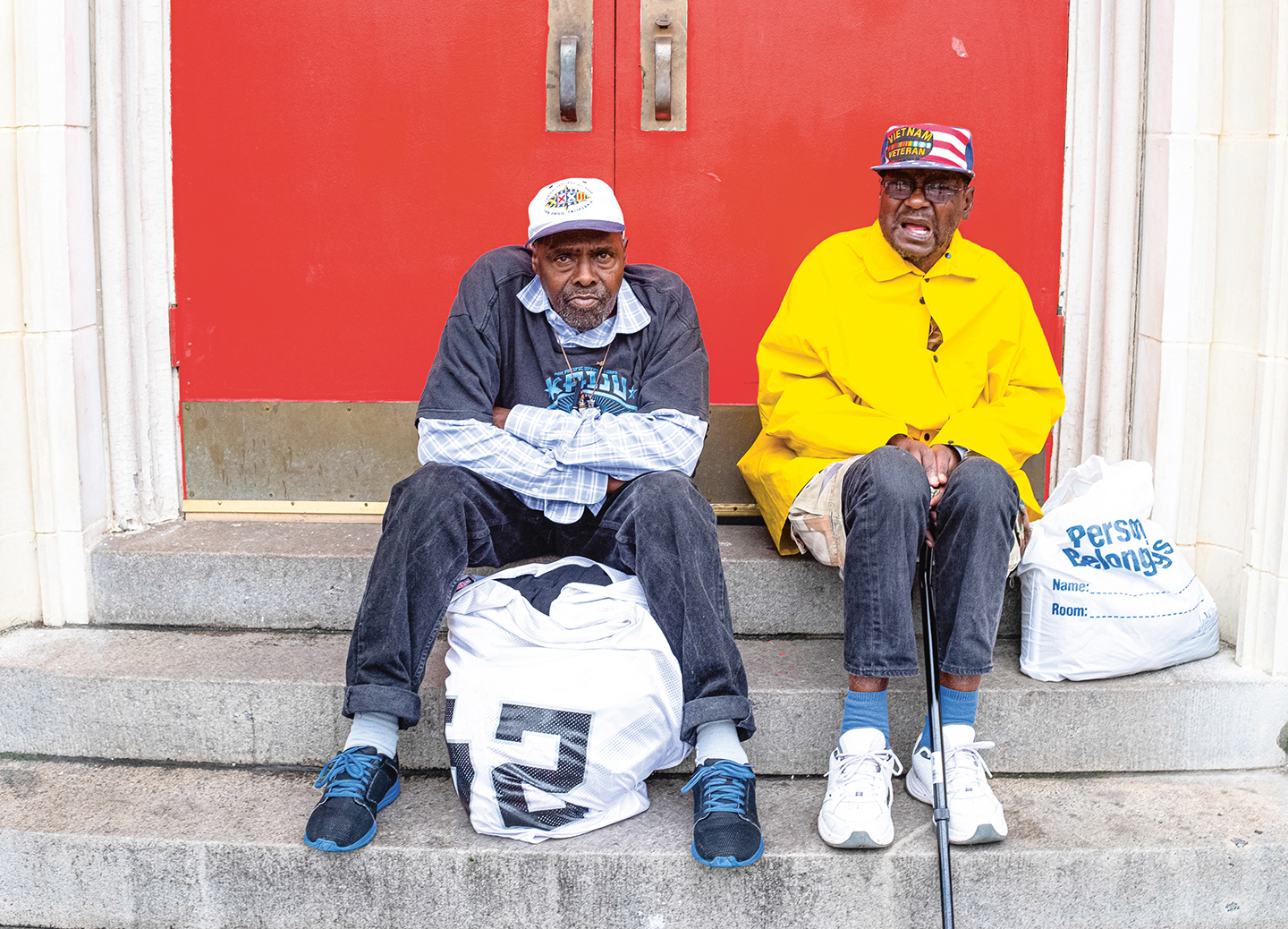Twee oude vrienden zitten voor een kerk in Atlanta waar Martin Luther King ooit predikte. Rechtsboven: een menigte neemt op 9 juni afscheid van George Floyd wiens dood tot wereldwijde protesten heeft geleid.