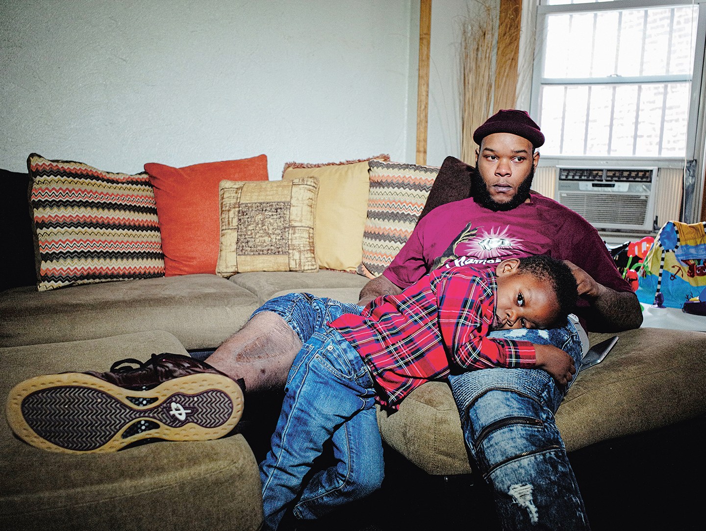 Antwine White werd beschoten door rivaliserende bendeleden en wil een andere toekomst voor zijn zoontje (2008).