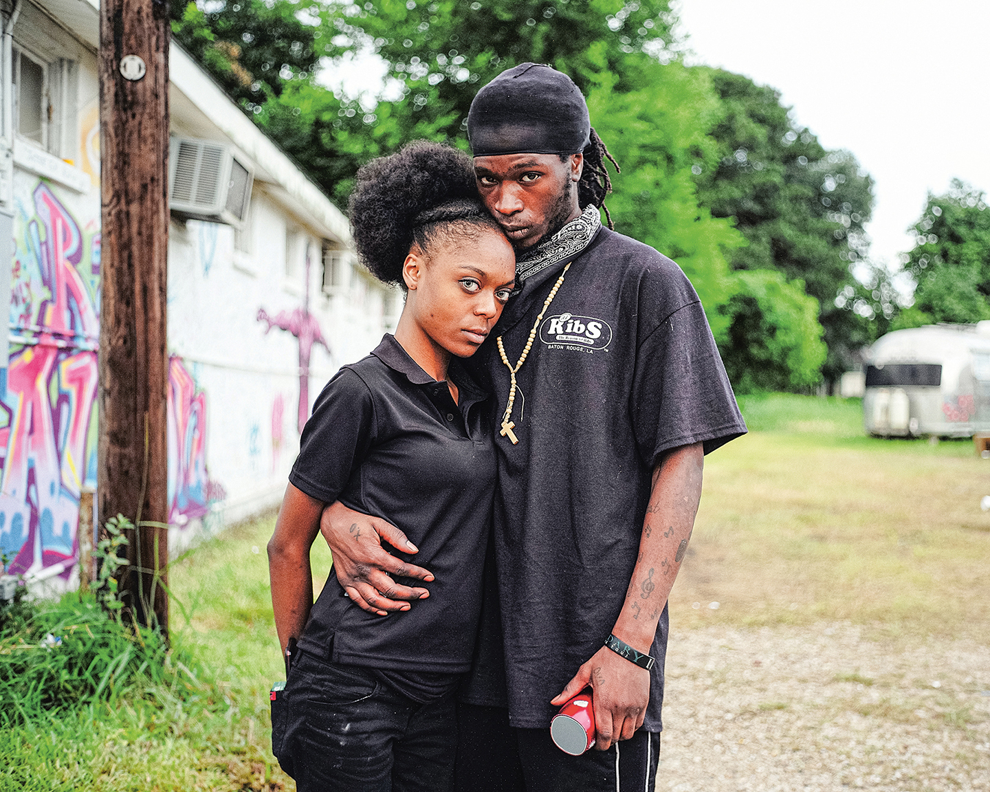 Een koppel is bij een wake voor Alton Sterling, die door politiegeweld om het leven is gekomen (2016).