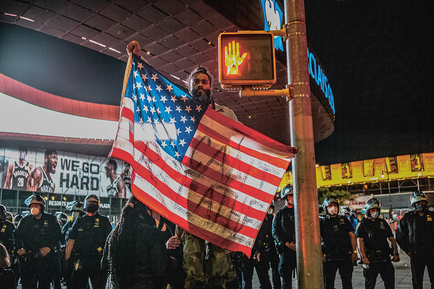 Deze demonstrant deed fotograaf Ruddy Roye denken aan het Vrijheidsbeeld. Op de Amerikaanse vlag staat ‘I can’t breathe’, de laatste woorden van Floyd.