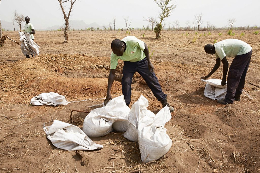 Huurlingen van Blackwater poseren voor een helikopter; G4S ruimt explosieven op in Zuid-Sudan (2019).