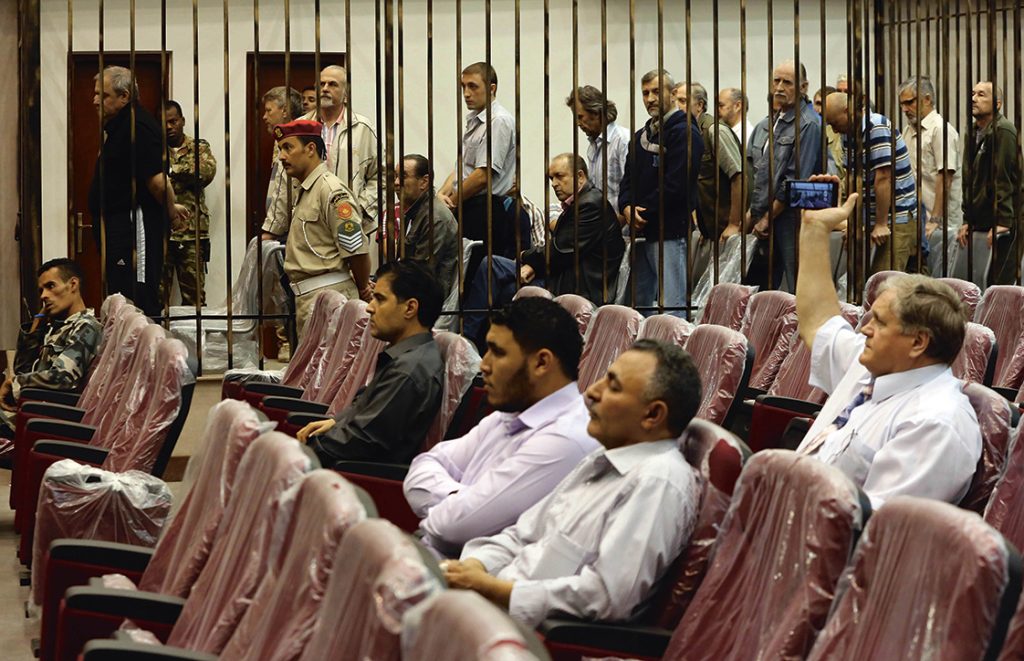 Gevangen Russische huurlingen staan terecht in Libië (29 mei 2013).