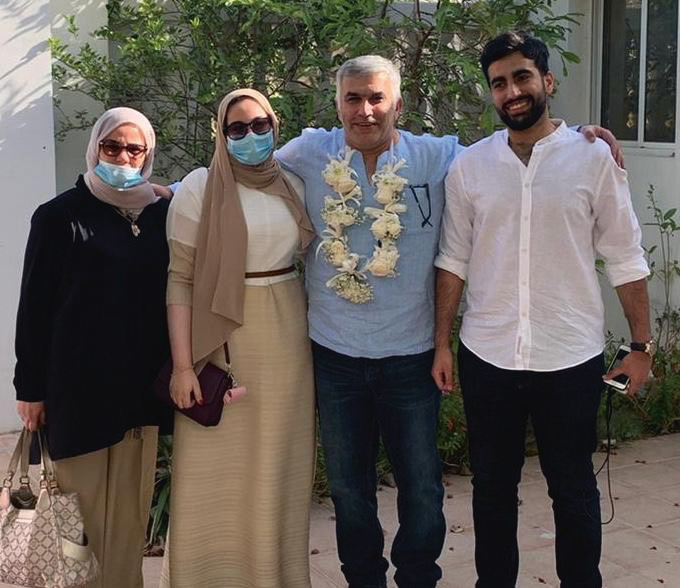 De Bahreinse mensenrechtenverdediger Nabeel Rajab na zijn vrijlating, samen met zijn familie op 9 juni 2020.