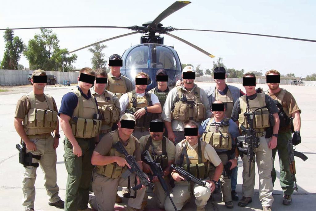 Huurlingen van Blackwater poseren voor een helikopter.