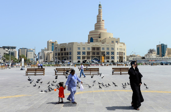 Een huishoudelijke hulp in de Qatarese hoofdstad Doha begeleidt een kind.