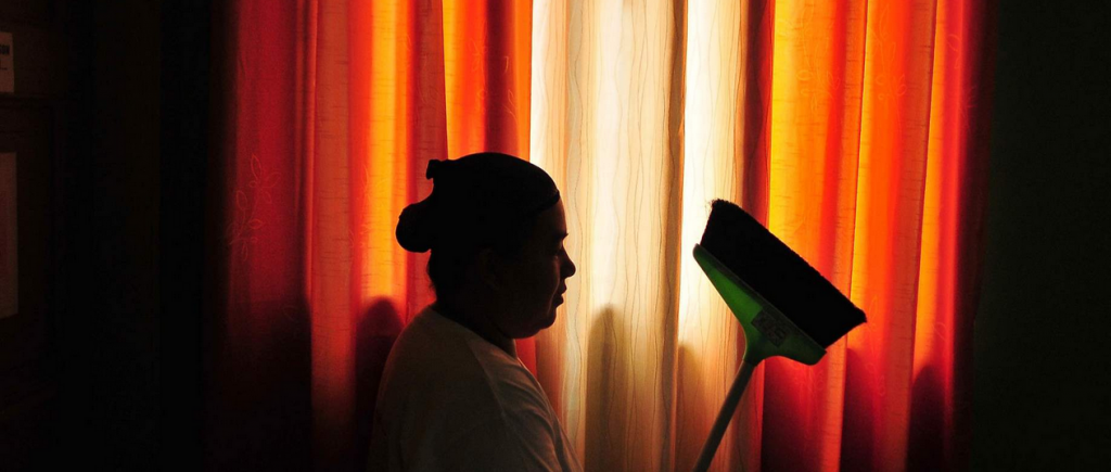 Een arbeidsmigrant krijgt in de Filipijnse hoofdstad Manila training in huishoudelijk werk. In Qatar en andere landen in het Midden-Oosten is een groot deel van het huishoudelijk personeel afkomstig uit Azië en Afrika.