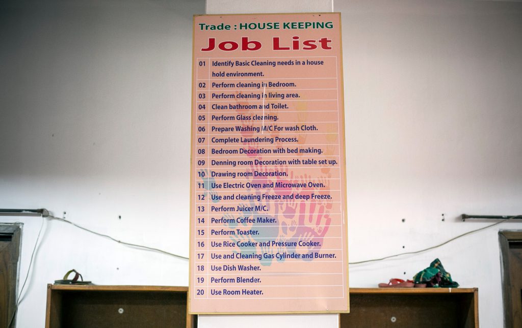 Een klaslokaal in een trainingscentrum voor arbeidsmigranten in Dhaka, de hoofdstad van Bangladesh. De cursisten worden er voorbereid op huishoudelijk werk in het Midden-Oosten.