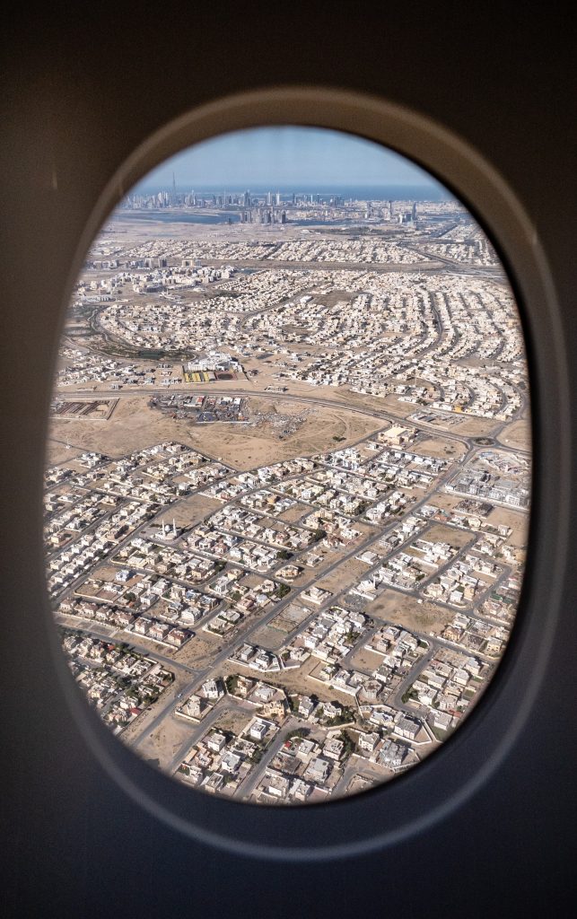 Gezicht op Qatar vanuit een vliegtuigraampje.