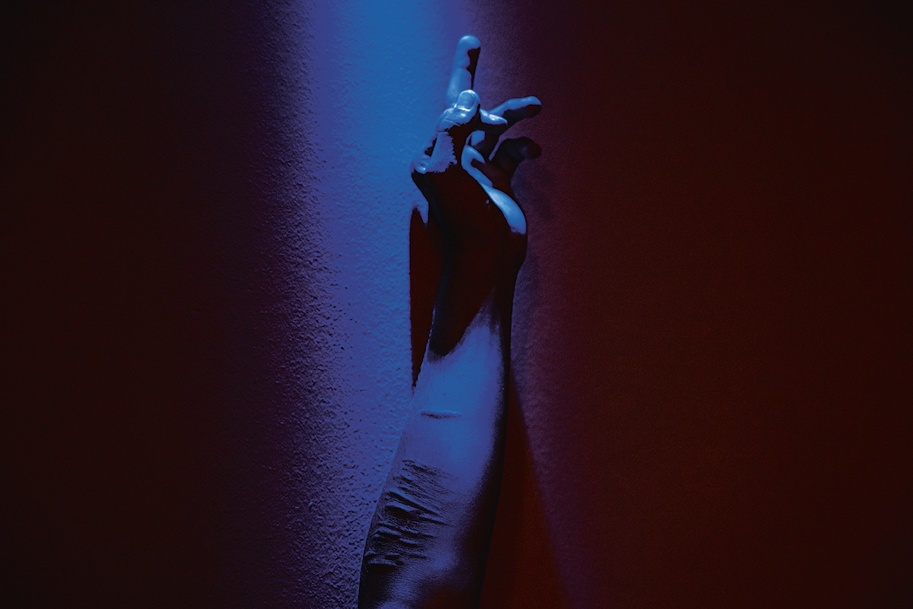 Als Durrab boos of verdrietig is, snijdt hij zichzelf om zijn problemen te vergeten.