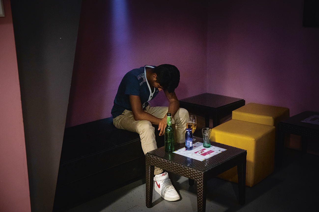 Durrab zit vaak in zijn vaste café, The Box Bar.