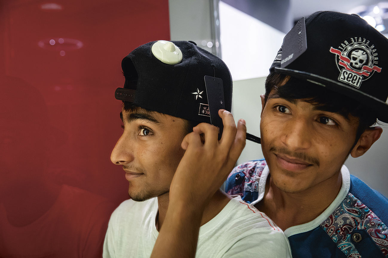 Samen met Hanan (links) koopt hij het liefst nieuwe kleding van het geld dat ze verdienen als mensensmokkelaars.