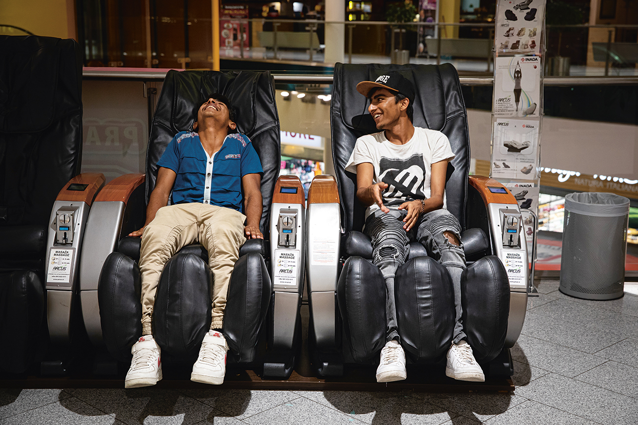 In het grote winkelcentrum zijn Durrab (links) en Hanan vaak te vinden. Met hun strakke spijkerbroek met gaten en gympen zien ze er hetzelfde uit als de lokale tieners.