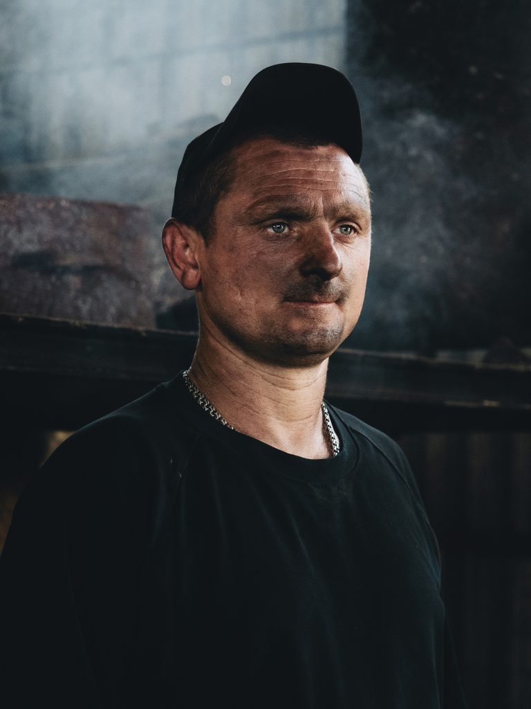 Metaalbewerker in de omgeving van Tsjernobyl.