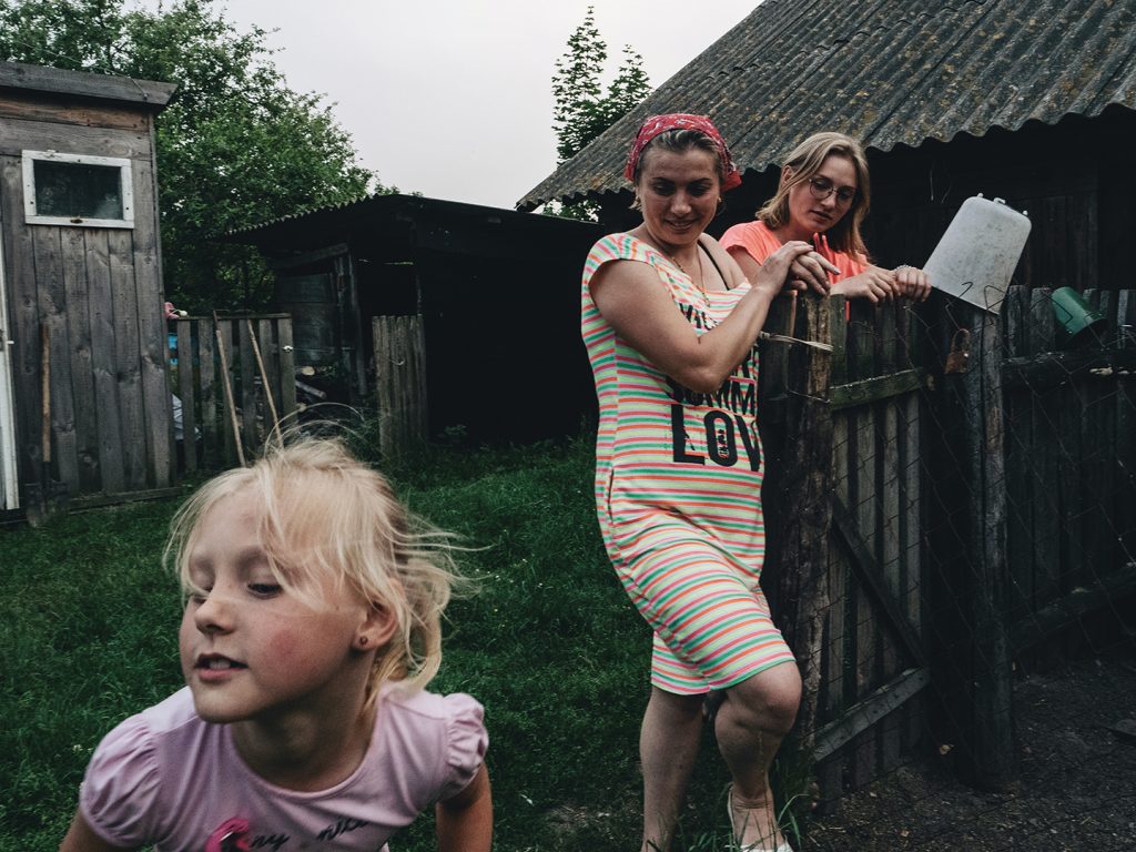 In het dorpje Bazar woonden vroeger zo’n tweehonderd gezinnen, nu zijn dat er weer 57, zoals Aleksej en Jevgenjia Kusjnarenko met hun twee kinderen. In het nabijgelegen Dytyatky werken veel mensen in een metaalfabriek.