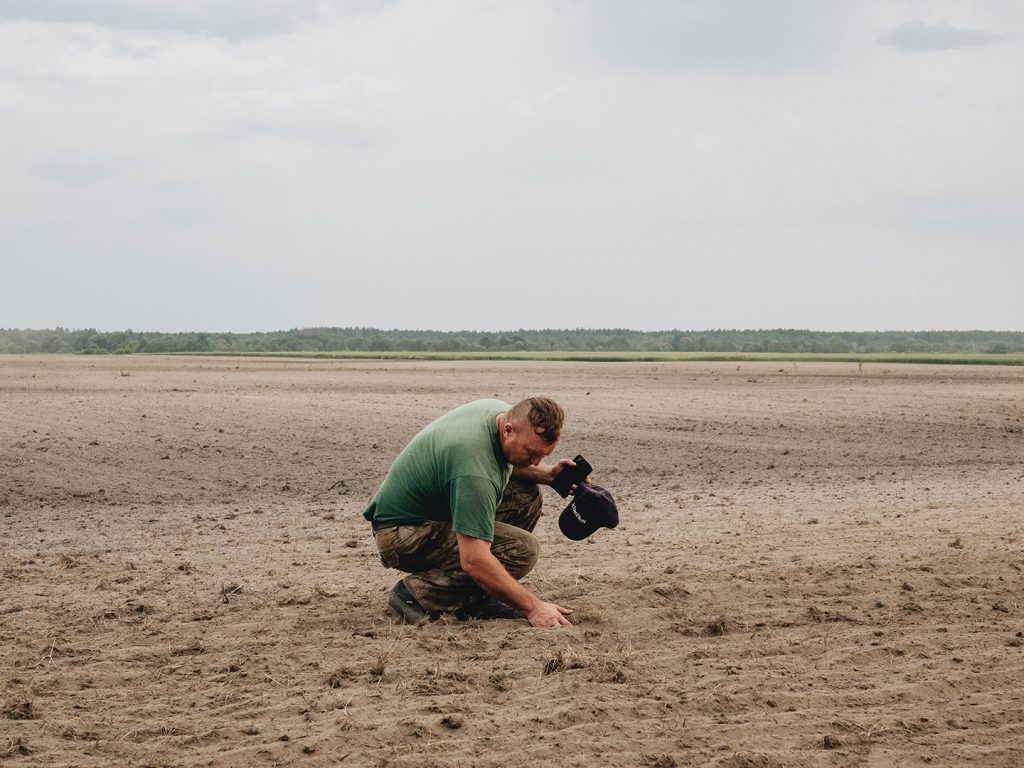 Aleksej Kusjnarenko in Zone 3: officieel is landbouw in dit gebied weer toegestaan, maar uit vrees voor de straling wordt er nog niets verbouwd.