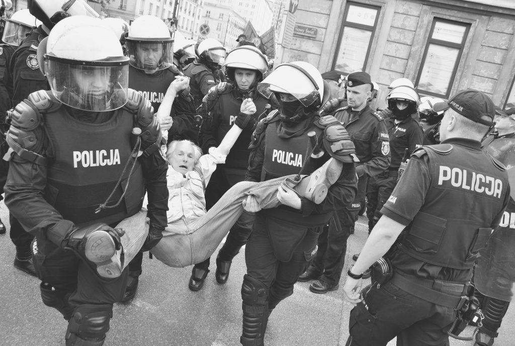 De 82 jaar oude Bogusław Zalewski wordt tijdens een anti-fascisme-demonstratie op 1 mei 2018 in Warschau weggesleept door de politie.