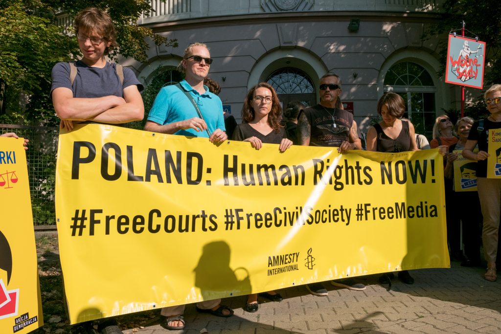 Demonstranten steunen rechters en aanklagers tegen wie disciplinaire maatregelen worden genomen, Warschau, september 2018.