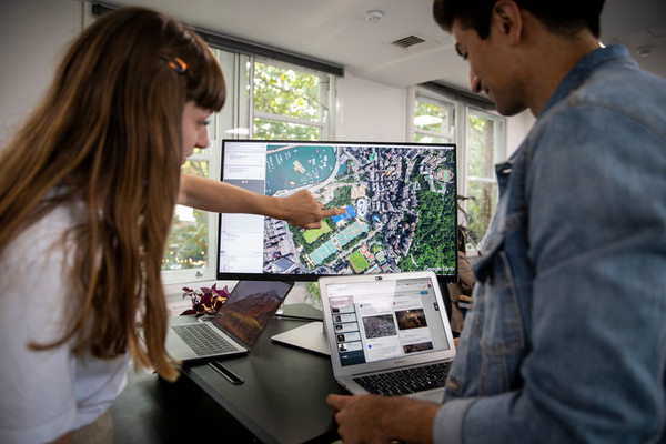 Het Digital Verification Corps aan het werk in Londen in 2019.