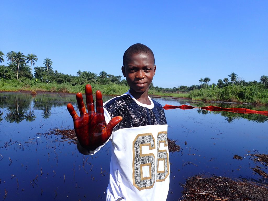 Papilou toont de olievervuiling in zijn Nigeriaanse dorp