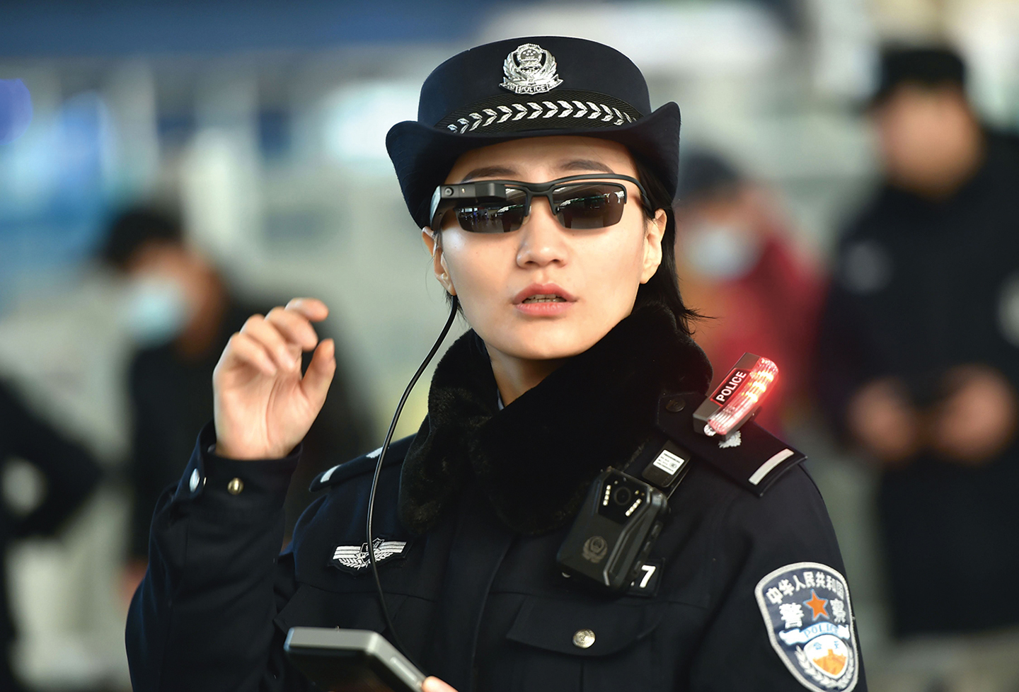Onderdrukking Oeigoeren, Chinese agent met smartglasses