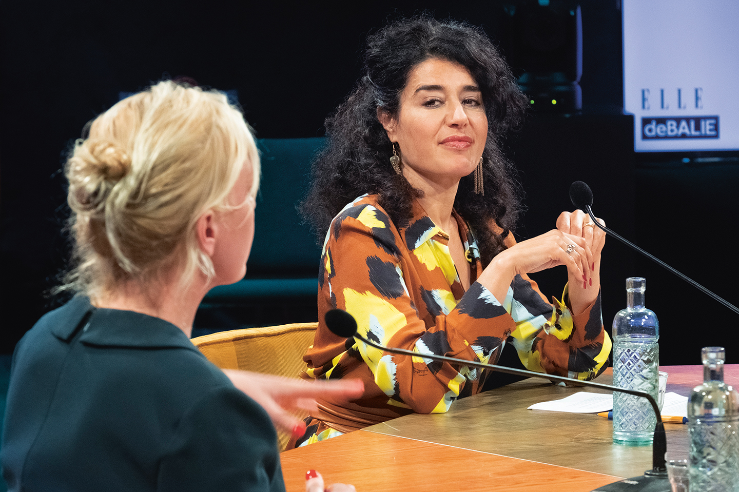 Kaouthar Darmoni (rechts) aan tafel met Attje Kuiken (PvdA) tijdens een debat afgelopen maart in De Balie in Amsterdam.