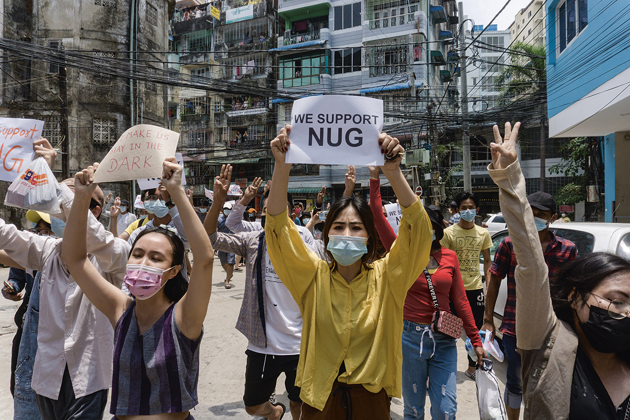 Demonstranten in Yangon betuigen hun steun aan de National Unity Government (NUG), april 2021.