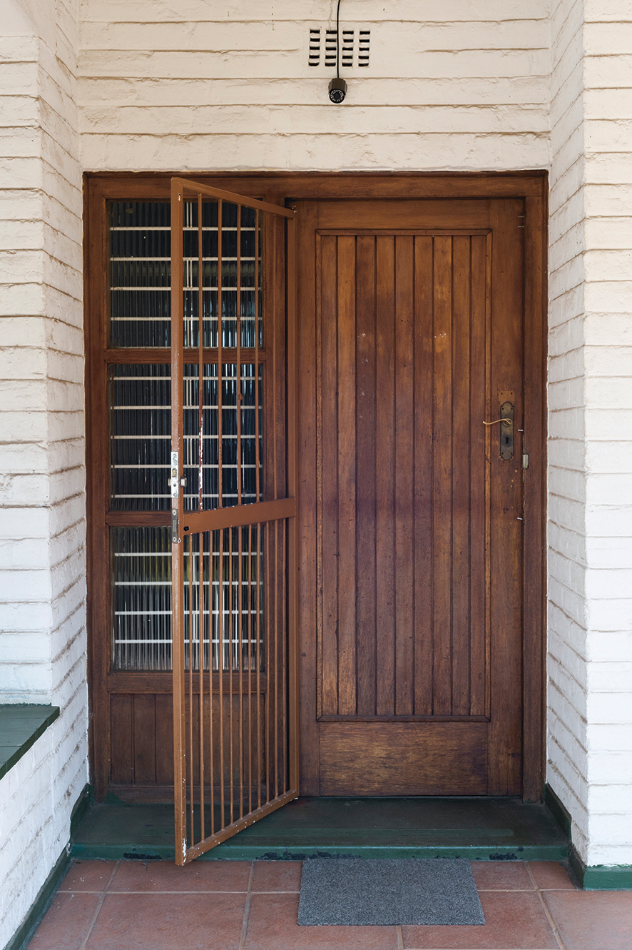 De voordeur, Witrivier, 2018 ‘Op deze veranda, bij deze voor - deur verbrak Pa de banden met Uopa en met alles wat hij van hem had geleerd. Het was het begin van een levenslange reis van bevragen, afleren en herontdekken.’