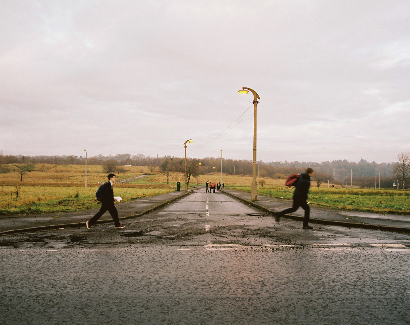 Schoolkinderen in de wijk Drumchapel op weg naar huis