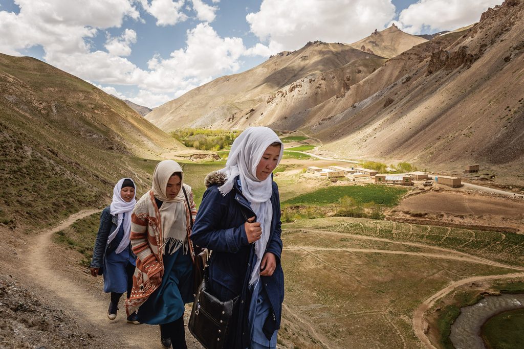 Afghaanse scholieren lopen vanaf school door de bergen naar huis (mei 2019).